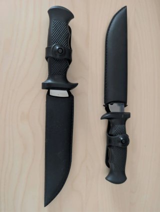 Cuchillos de monte con funda