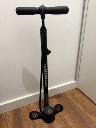 Inflador de pie Btwin 900