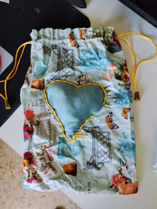 Bolsa de tela con estampado y corazón