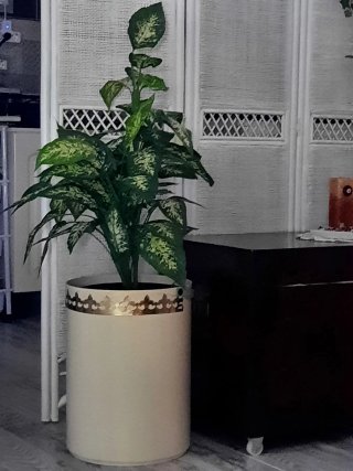 Pianta artificiale alta con vaso