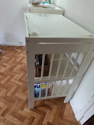 Cambiador de bebé con estantes