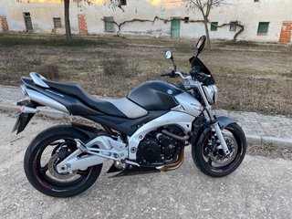 Suzuki GSR 600 muy cuidada.