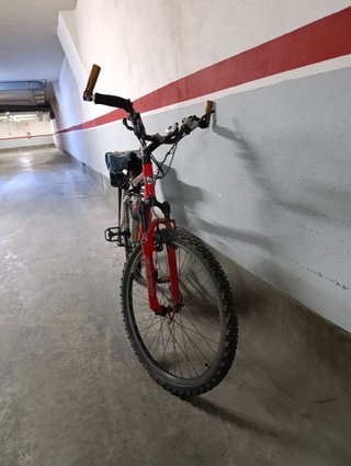 Bicicleta de Montaña Roja y Blanca