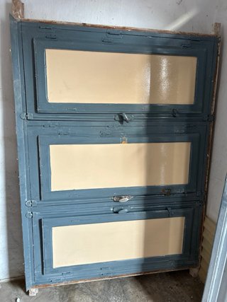 Ventana antigua madera maciza