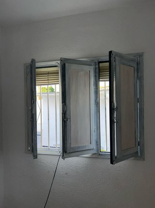 Ventana antigua madera maciza