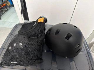 Patines y Set de Protecciones con Casco