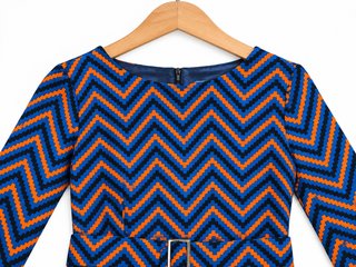 Vestido geométrico azul y naranja con cinturón