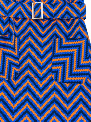 Vestido geométrico azul y naranja con cinturón
