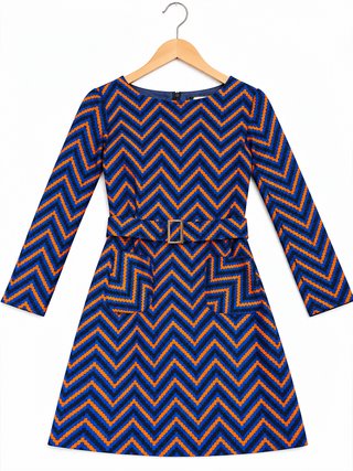 Vestido geométrico azul y naranja con cinturón