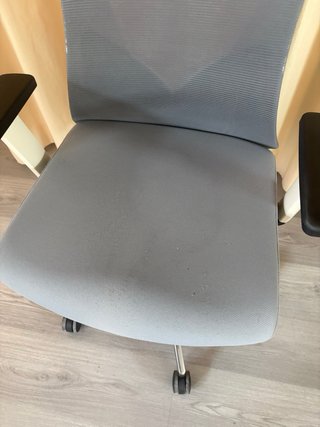 Silla de escritorio ergonómica gris y blanca