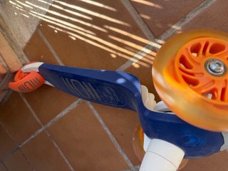 Patinete infantil Decathlon azul y naranja