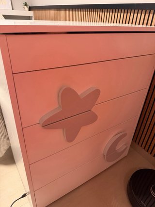 Cómoda infantil con estrellas y lunas