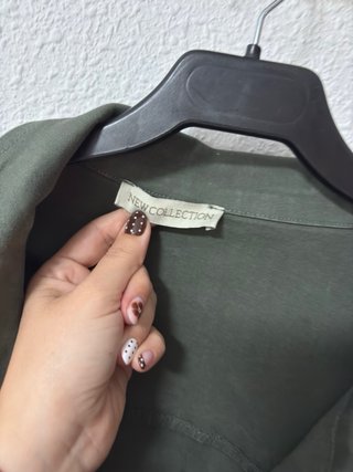Chaqueta verde con pedrería