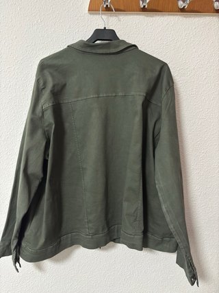 Chaqueta verde con pedrería