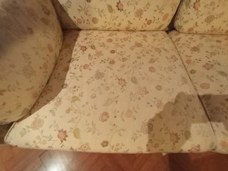 Sofá de tela beige y multicolor segunda mano