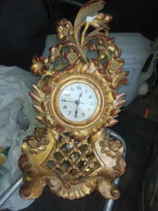 Reloj de péndulo decorativo dorado