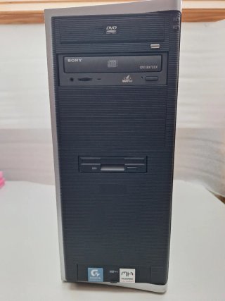 Caja Semitorre Gigabyte con Grabadora y Disquetera