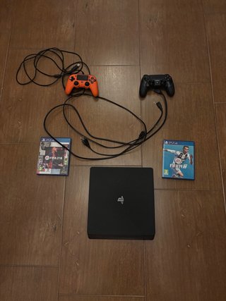 PS4 (PlayStation 4) con 2 mandos y juegos
