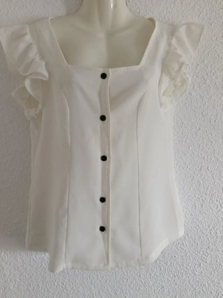 Blusa blanca con volantes y botones