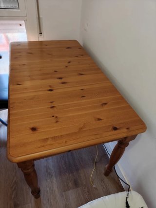 Mesa de comedor de madera robusta