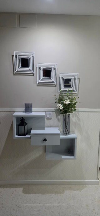 Mueble Recibidor de Pared Blanco y cuadros espejo.