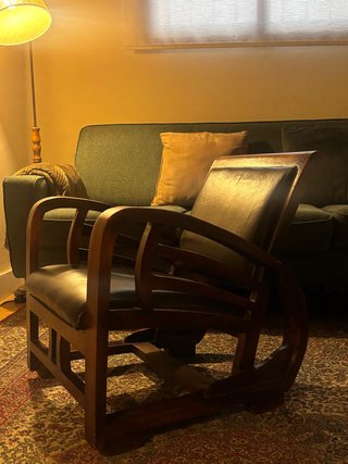 Butaca Madera maciza y Cuero. Estilo Midcentury,