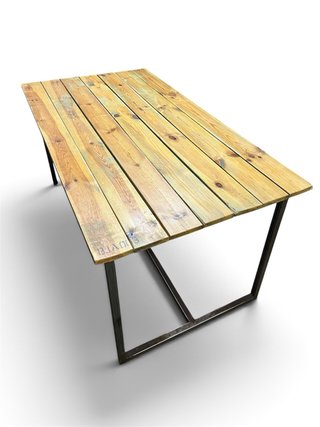 Mesa de Madera y Estructura de Hierro