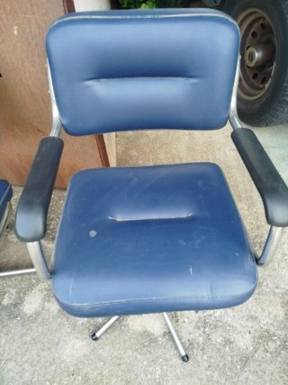Sillones de oficina azul y plateado