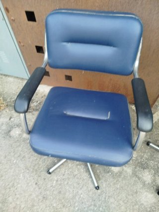 Sillones de oficina azul y plateado