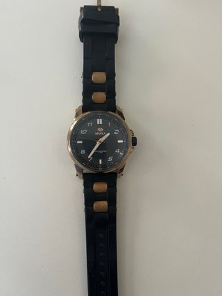 Reloj Marea Negro y Dorado