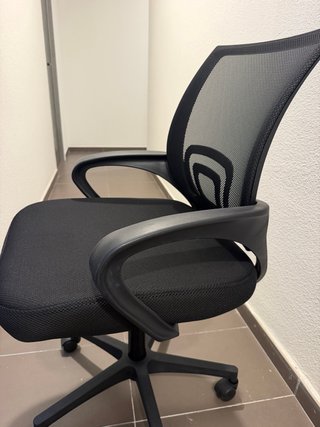 Silla de oficina negra con ruedas