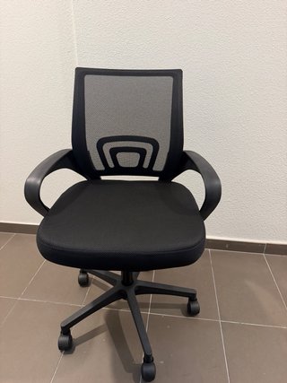 Silla de oficina negra con ruedas