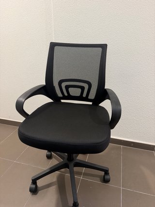 Silla de oficina negra con ruedas