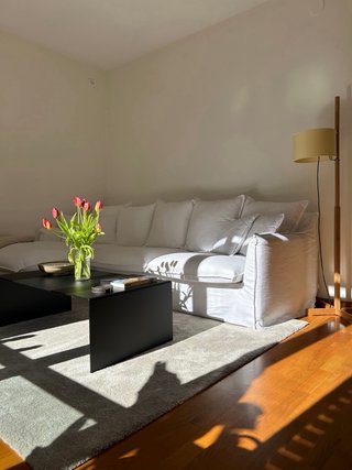 Sofá Decowood blanco tela y madera Usado 1 mes