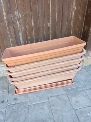 Jardineras beige con soporte colgante para balcón