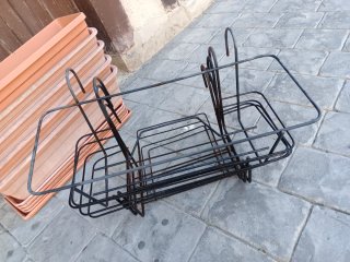 Jardineras beige con soporte colgante para balcón