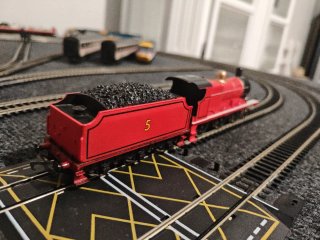 Hornby R9687 James Locomotora Roja