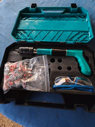 Pistola de clavos y accesorios