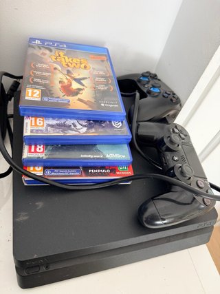PlayStation 4 (PS4) con 2 mandos y 4 juegos