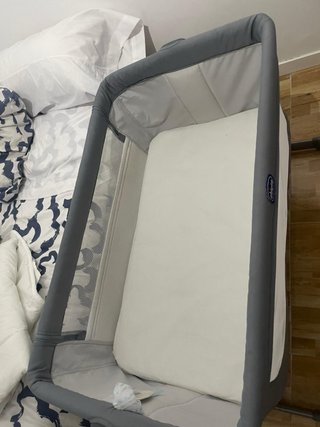Cuna de colecho gris marca chicco