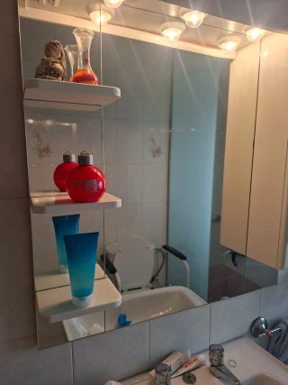 Espejo de baño con armario y luces