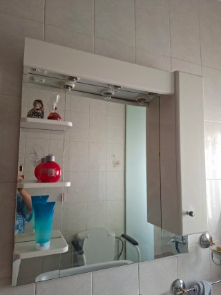 Espejo de baño con armario y luces