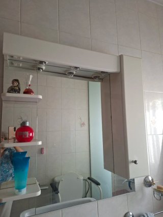 Espejo de baño con armario y luces