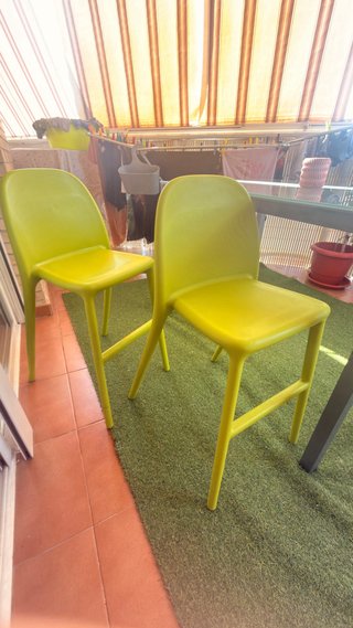 Sillas de plástico verde/amarilla Ikea