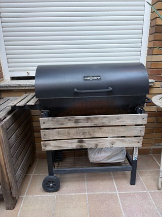 Barbacoa negra con detalles en madera