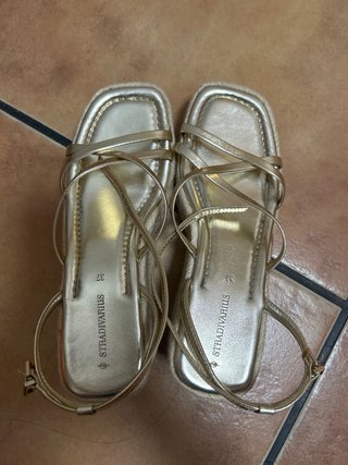 Sandalias Cuñas Stradivarius Doradas Talla 37