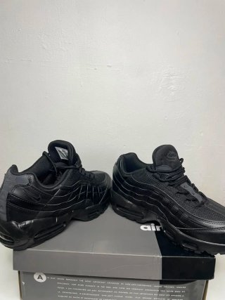 Nike Air Max 95 Negras (sin usar )