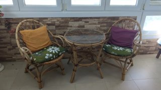 Mesa y 2 sillas de ratán