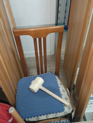 Mesa y 4 sillas se regala se ayuda a bajar
