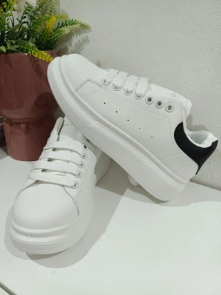 Zapatillas Blancas con Detalle Negro